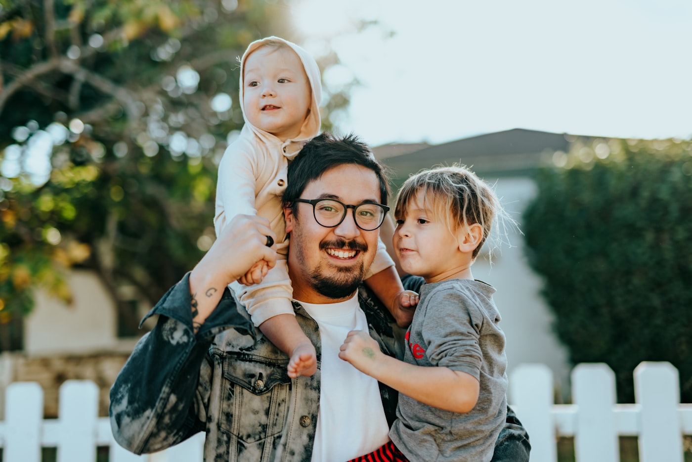 Famille heureuse — parents et enfants